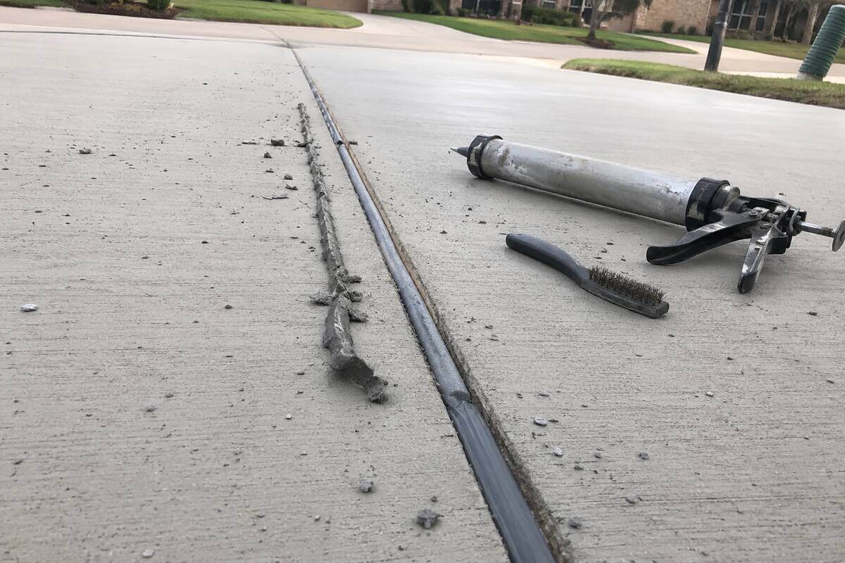 Expansion joint filled with fresh sealant